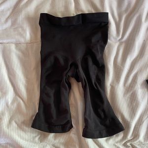 Brand new - Skims SCULPTING SHORT MID THIGH W/ OPEN GUSSET 
ONYX / S/M
Black